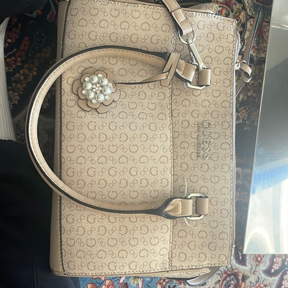 Guess handbag - Picture 2 of 3